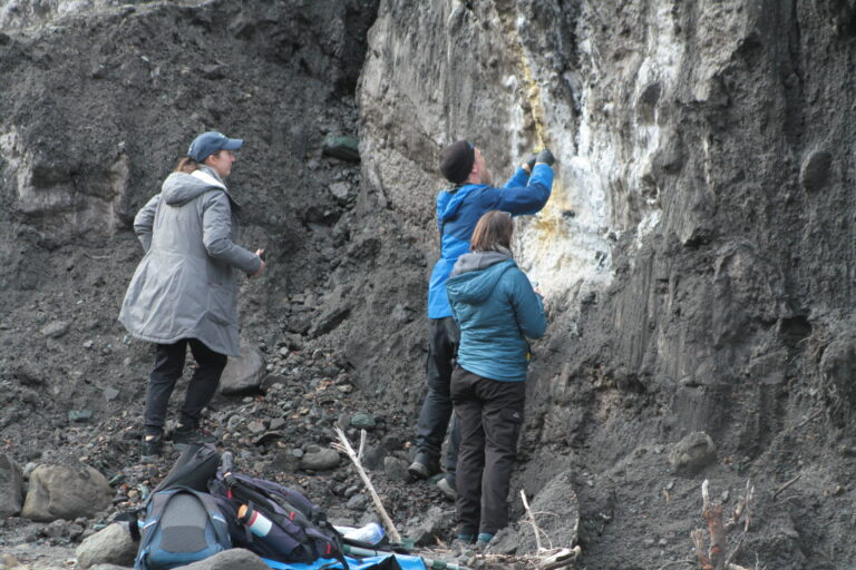 fe20e8edba77aa5e5924bb2f636e02bc-1